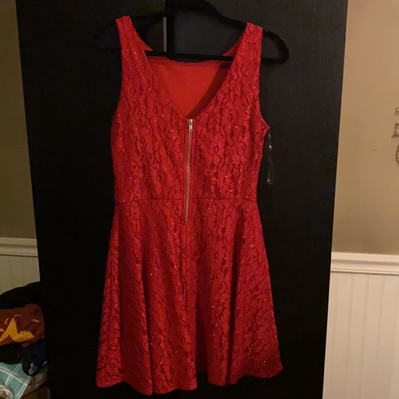 Beautiful red sparkling dress - Picture 3 of 3